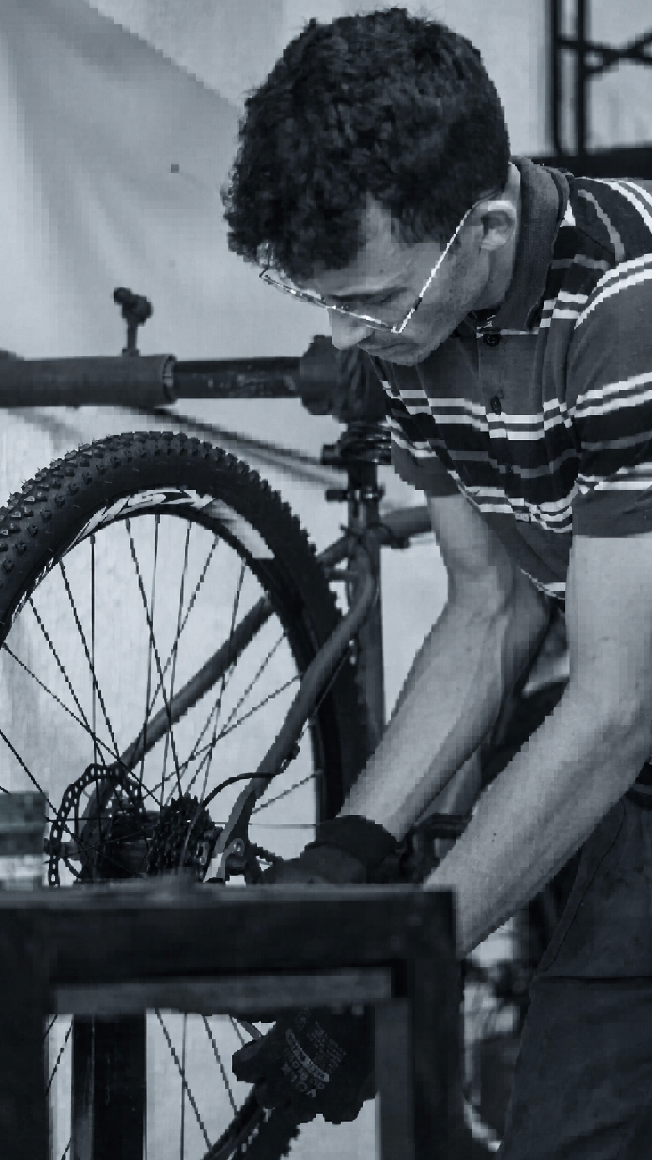 Technicien réparant un vélo